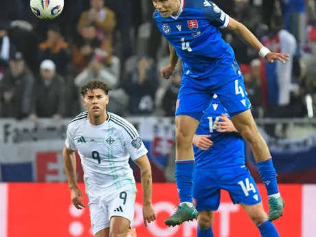 Na snímke vpravo Adam Obert (Slovensko) a vľavo Dion Charles (Severné Írsko) počas zápasu A-skupiny európskej kvalifikácie MS 2026 vo futbale Slovensko - Severné Írsko.