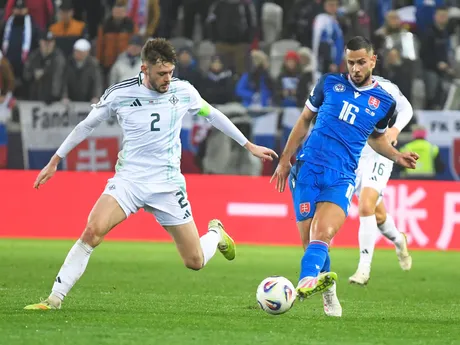 Na snímke sprava Dávid Hancko (Slovensko) a vľavo Conor Bradley (Severné Írsko) počas zápasu A-skupiny európskej kvalifikácie MS 2026 vo futbale Slovensko - Severné Írsko.