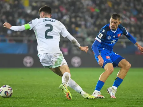 Na snímke sprava Tomáš Rigo (Slovensko) a vľavo Conor Bradley (Severné Írsko) počas zápasu A-skupiny európskej kvalifikácie MS 2026 vo futbale Slovensko - Severné Írsko.
