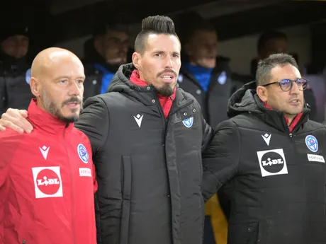 Na snímke uprostred asistent trénera Marek Hamšík pred zápasom A-skupiny európskej kvalifikácie MS 2026 vo futbale Slovensko - Severné Írsko.