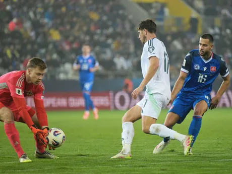 Na snímke vpravo Dávid Hancko (Slovensko) a vľavo Peacock Farrell (Severné Írsko) počas zápasu  A-skupiny európskej kvalifikácie MS 2026 vo futbale Slovensko - Severné Írsko.