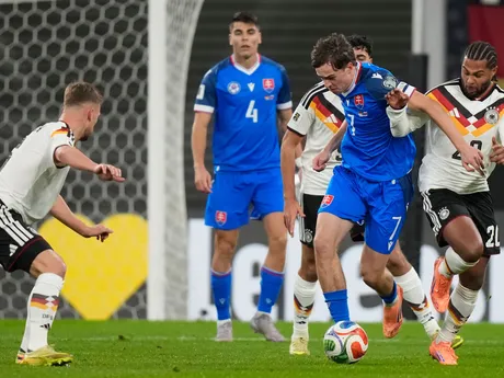 Leo Sauer a Serge Gnabry počas zápasu Nemecko - Slovensko v kvalifikácii MS vo futbale 2026. 