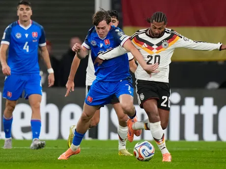 Leo Sauer a Serge Gnabry počas zápasu Nemecko - Slovensko v kvalifikácii MS vo futbale 2026. 