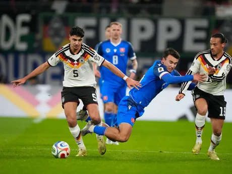 Ľubomír Šatka, Aleksandar Pavlovic a Nico Schlotterbeck počas zápasu Nemecko - Slovensko v kvalifikácii MS vo futbale 2026. 