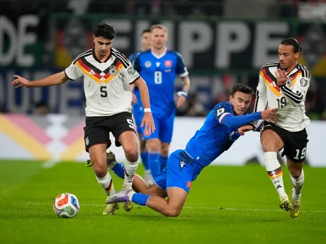 Ľubomír Šatka, Aleksandar Pavlovic a Nico Schlotterbeck počas zápasu Nemecko - Slovensko v kvalifikácii MS vo futbale 2026. 