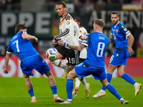 Leroy Sane, Leo Sauer a Ondrej Duda počas zápasu Nemecko - Slovensko v kvalifikácii MS vo futbale 2026. 