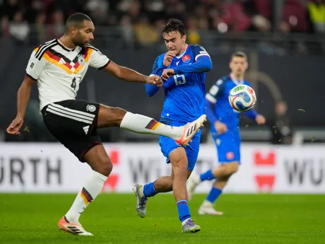 Jonathan Tah a David Strelec počas zápasu Nemecko - Slovensko v kvalifikácii MS vo futbale 2026. 
