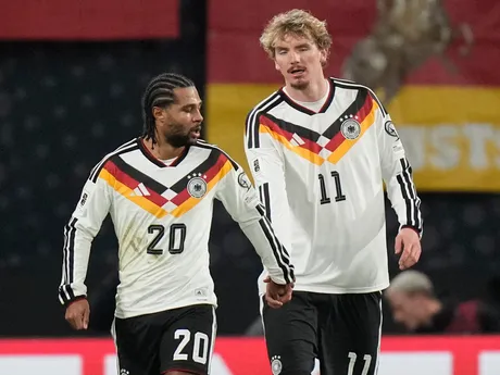 Serge Gnabry a Woltemade počas zápasu Nemecko - Slovensko v kvalifikácii MS vo futbale 2026. 