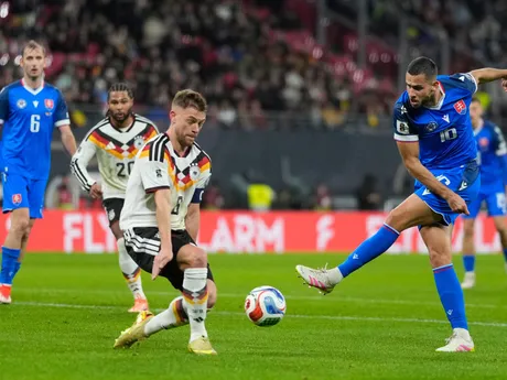 David Hancko a Joshua Kimmich počas zápasu Nemecko - Slovensko v kvalifikácii MS vo futbale 2026. 