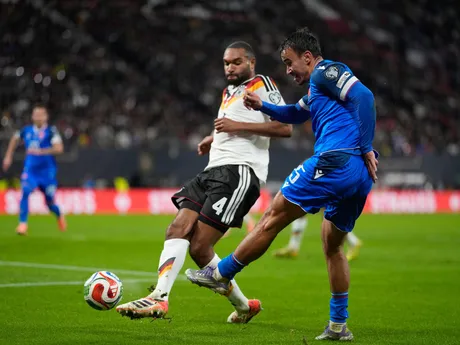 David Strelec a Jonathan Tah počas zápasu Nemecko - Slovensko v kvalifikácii MS vo futbale 2026. 