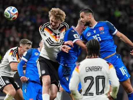 Nick Woltemade a David Hancko počas zápasu Nemecko - Slovensko v kvalifikácii MS vo futbale 2026. 