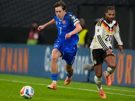 Leo Sauer a Serge Gnabry počas zápasu Nemecko - Slovensko v kvalifikácii MS vo futbale 2026. 