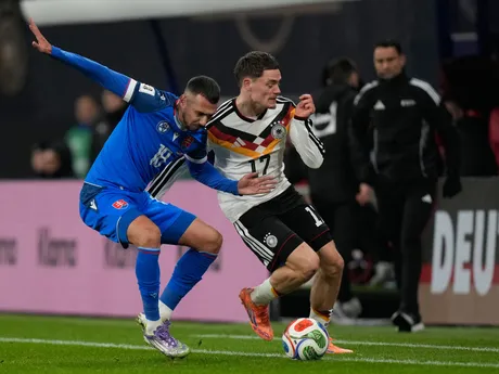 Ivan Schranz a Florian Wirtz počas zápasu Nemecko - Slovensko v kvalifikácii MS vo futbale 2026. 