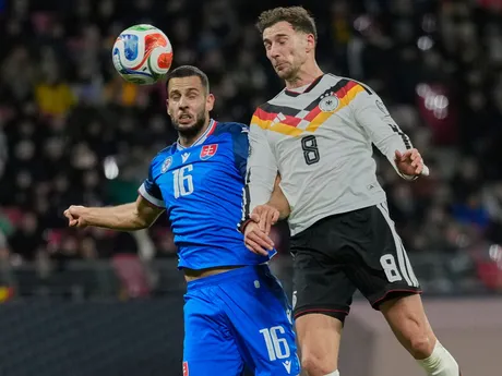 David Hancko a Leon Goretzka počas zápasu Nemecko - Slovensko v kvalifikácii MS vo futbale 2026. 