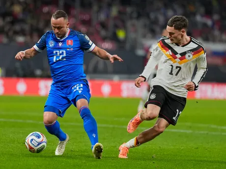 Stanislav Lobotka a Florian Wirtz počas zápasu Nemecko - Slovensko v kvalifikácii MS vo futbale 2026. 