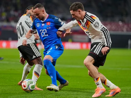 Stanislav Lobotka a Florian Wirtz počas zápasu Nemecko - Slovensko v kvalifikácii MS vo futbale 2026. 
