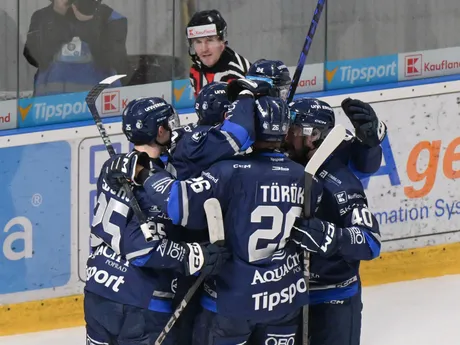 Hráči Popradu sa tešia z úvodného gólu  v zápase 19. kola hokejovej Tipsport ligy HK Nitra - HK Poprad.