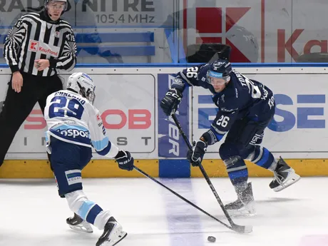 Tomáš Chrenko (Nitra) a Tomáš Török (Poprad) bojujú o puk v zápase 19. kola hokejovej Tipsport ligy HK Nitra - HK Poprad.