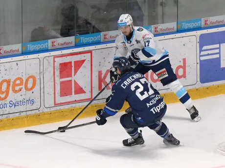 Adam Cracknell (Poprad) a Martin Vitáloš (Nitra) bojujú o puk v zápase 19. kola hokejovej Tipsport ligy HK Nitra - HK Poprad.