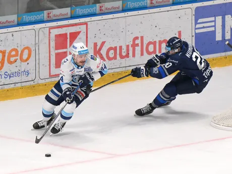 Zach Osburn (Nitra) a Peter Kundrík (Poprad) bojujú o puk v zápase 19. kola hokejovej Tipsport ligy HK Nitra - HK Poprad.