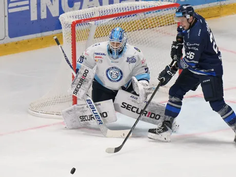 Brankár Jasper Patrikainen (Nitra) a Tomáš Török (Poprad) v zápase 19. kola hokejovej Tipsport ligy HK Nitra - HK Poprad.