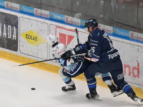 Michal Krištof (Nitra) a Jakub Urbánek (Poprad) bojujú o puk v zápase 19. kola hokejovej Tipsport ligy HK Nitra - HK Poprad.