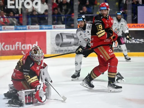 uprostred Filip Krivošík (Košice), vľavo brankár Samuel Vyletelka a vpravo Ján Brejčák (obaja Prešov) 