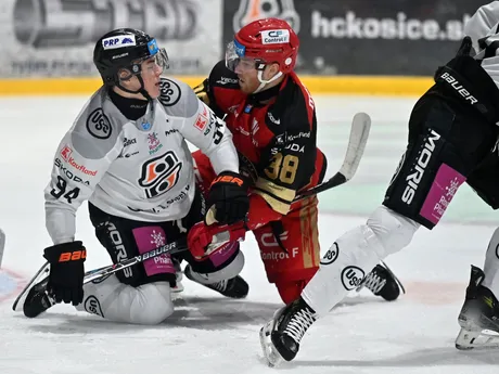 Zľava Michal Liščinský (Košice) a Ross Patrik Macdugall (Prešov) 