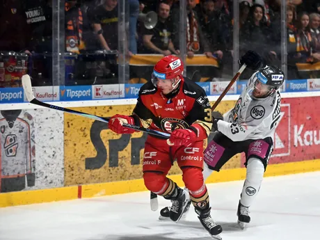 Zľava Matej Giľák (Prešov) a Tomáš Mikúš (Košice) bojujú o puk