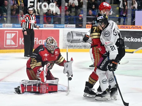 Zľava brankár Samuel Vyletelka a Dávid Nátny (obaja Prešov) a vpravo Jakub Kvietok (Košice)