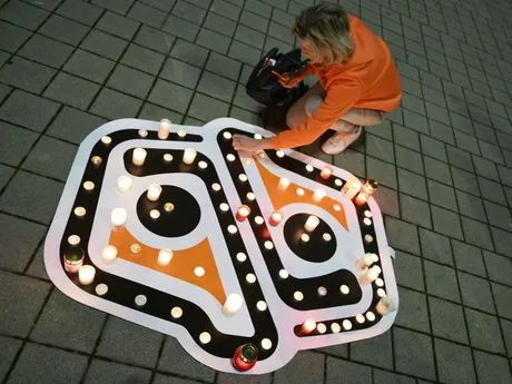 Na snímke uctenie si pamiatky všetkých zosnulých ľudí pred Steel Arénou, ktorých osud bol spätý s košickým hokejom, pred zápasom 17. kola hokejovej Tipsport ligy HC Košice – HK Nitra.