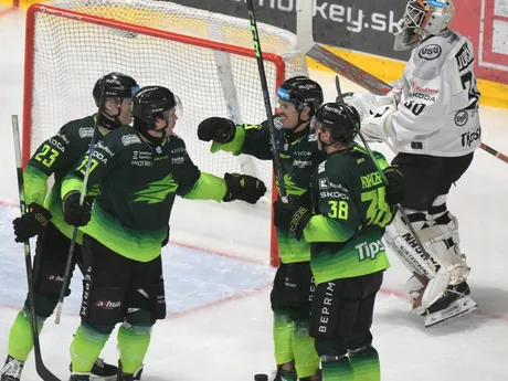 Na snímke gólová radosť hráčov Žiliny počas zápasu 21. kola hokejovej Tipsport ligy HC Košice – Vlci Žilina.
