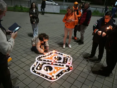 Na snímke uctenie si pamiatky všetkých zosnulých ľudí pred Steel Arénou, ktorých osud bol spätý s košickým hokejom, pred zápasom 17. kola hokejovej Tipsport ligy HC Košice – HK Nitra.