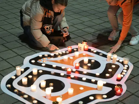 Na snímke uctenie si pamiatky všetkých zosnulých ľudí pred Steel Arénou, ktorých osud bol spätý s košickým hokejom, pred zápasom 17. kola hokejovej Tipsport ligy HC Košice – HK Nitra.