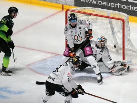 Na snímke vpravo brankár Patrik Jurčák (Košice) inkasuje prvý gól počas zápasu 21. kola hokejovej Tipsport ligy HC Košice – Vlci Žilina.