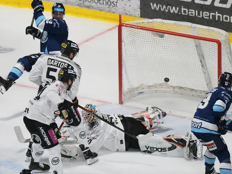 Na snímke druhý sprava brankár Patrik Jurčák (Košice) inkasuje druhý gól počas zápasu 17. kola hokejovej Tipsport ligy HC Košice – HK Nitra.