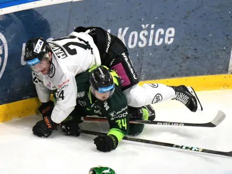 Na snímke zľava Matúš Havrila (Košice) a Jozef Baláž (Žilina) bojujú na ľade počas zápasu 21. kola hokejovej Tipsport ligy HC Košice – Vlci Žilina.