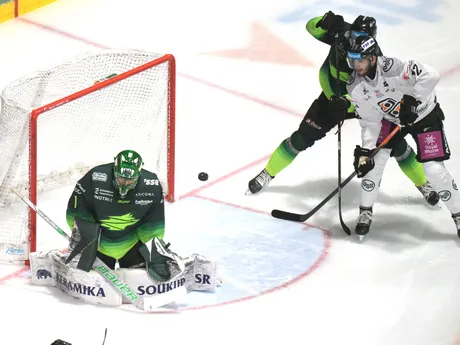 Na snímke vpravo Filip Krivošík (Košice) a vľavo brankár Connor James Lacouvée (Žilina) počas zápasu 21. kola hokejovej Tipsport ligy HC Košice – Vlci Žilina.