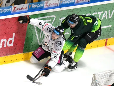 Na snímke zľava Šimon Petráš (Košice) a Gabriel Chicoine(Žilina) počas zápasu 21. kola hokejovej Tipsport ligy HC Košice – Vlci Žilina.