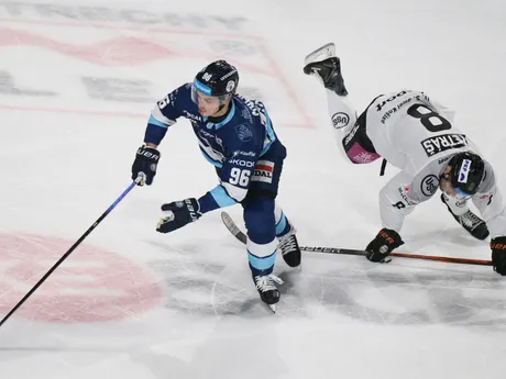 Na snímke sprava Šimon Petráš (Košice) a Ondrej Molnár (Nitra) počas zápasu 17. kola hokejovej Tipsport ligy HC Košice – HK Nitra.