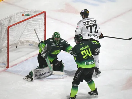 Na snímke vľavo brankár Connor James Lacouvée (Žilina) inkasuje prvý gól počas zápasu 21. kola hokejovej Tipsport ligy HC Košice – Vlci Žilina.