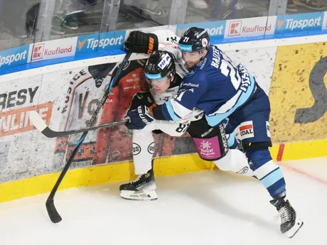 Na snímke zľava Jakub Kvietok (Košice) a Filip Bajtek (Nitra) počas zápasu 17. kola hokejovej Tipsport ligy HC Košice – HK Nitra.