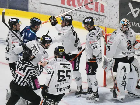 Na snímke šarvátka pred bránou Košíc počas zápasu 17. kola hokejovej Tipsport ligy HC Košice – HK Nitra.