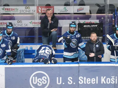 Na snímke lavička Nitry, uprostred v pozadí tréner Andrej Kmeč počas zápasu 17. kola hokejovej Tipsport ligy HC Košice – HK Nitra.