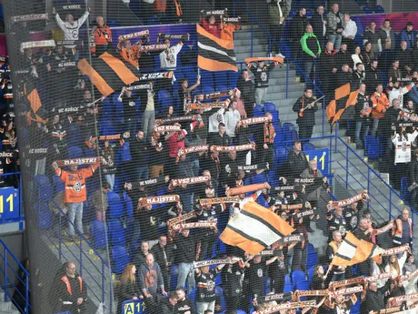 Na snímke fanklub Košíc povzbudzuje počas zápasu 21. kola hokejovej Tipsport ligy HC Košice – Vlci Žilina.