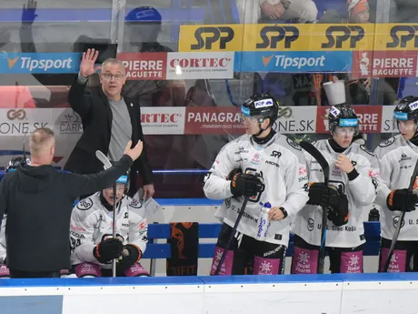 Na snímke lavička Košíc, vľavo tréner Dan Ceman počas zápasu 17. kola hokejovej Tipsport ligy HC Košice – HK Nitra.