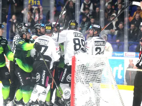 Na snímke šarvátka počas zápasu 21. kola hokejovej Tipsport ligy HC Košice – Vlci Žilina.
