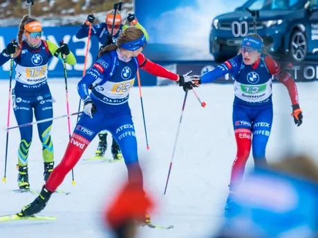 Paulína Bátovská Fialková odovzdáva štafetu Anastasii Kuzminovej v Östersunde.