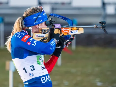 Paulína Bátovská Fialková pri streľbe v stoji v štafete žien vo švédskom Östersunde.