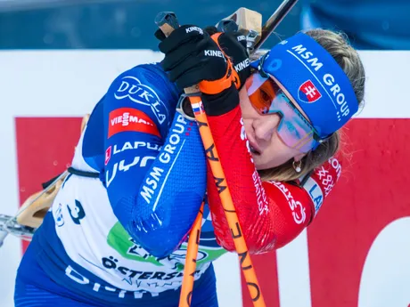 Paulína Bátovská Fialková po svojom úseku v štafete žien vo švédskom Östersunde.